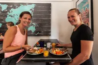 Ocean Island Inn | Backpackers | Suites - sarapan