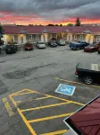 Tulip Motel - Parking
