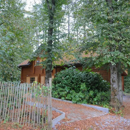 Spacious Chalet Located at Bomal with Hot Tub & Garden Parlour