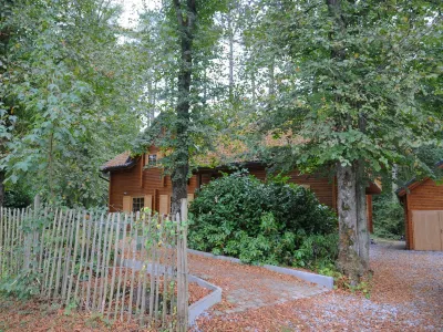 Spacious Chalet Located at Bomal with Hot Tub & Garden Parlour