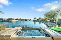 Lakefront Oasis Hotels in Glendale