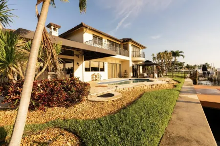 5 Bedroom Luxe Villa on Deep Water Intracoastal