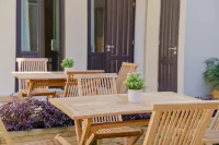 Elegant Coastal Escape Sleeps 8 Hotels in Matosinhos
