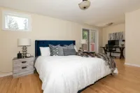 Luxurious 5-Br Acreage | Year-Round Heated Pool & HotTub | Mtn View | Pool Table