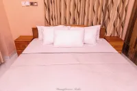 Stunning 2-Bedroom Furnished Apartment in Accra Hotels in Kwashieman