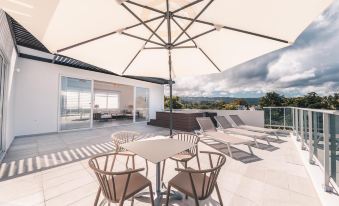 Penthouse w Jacuzzi Incl at Lake View