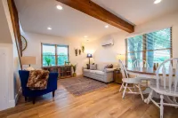 The Nuthatch Cabin 15 Min to Magnolia Baylor Hotels in Elm Mott
