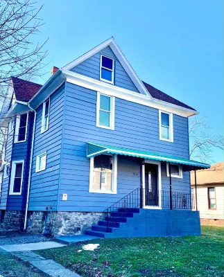 The Eastside Manor - Private Yard & Parking, Near Falls & Casino by Niagara Hospitality