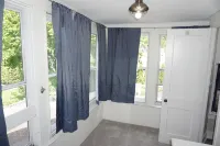 Charlevoix House - the Northside Hotels in Charlevoix