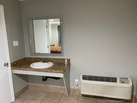 Stay Inn Motel Отели рядом с достопримечательностью «Drum Barracks Civil War Museum»