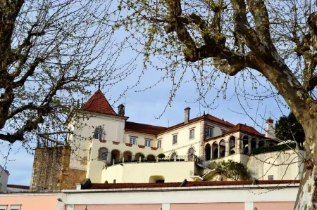 Coimbra Portagem Hostel Отели рядом с достопримечательностью «Old Cathedral of Coimbra»