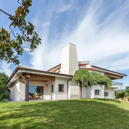 6-Bed House - Sleeps 12 - Pool, BBQ, Pool Table