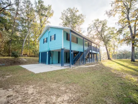 "FLOATS MY BOAT"- Suwannee River Home in Branford, FL, near area Springs, too!