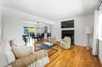 Cozy Quiet Gem, Private & Fenced in Backyard