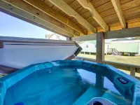 Historic suite with a private hot tub! Hotels in Kinnakeet