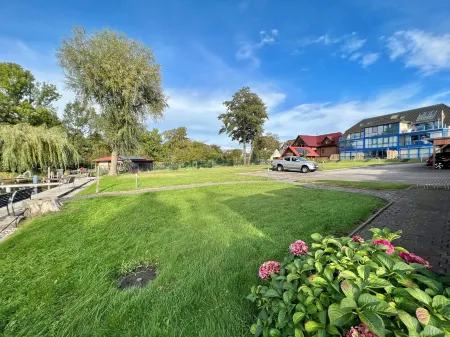 Lake view oasis with private jetty: your dream vacation apartment by the water