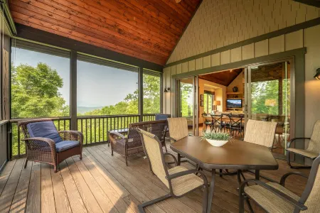 Mountain Views and Cozy Screened-In Porch - Charming Custom Retreat Отели рядом с достопримечательностью «Lake Tahoe»