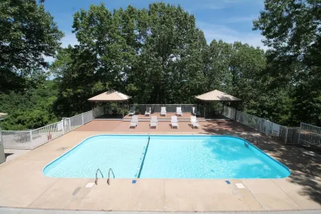 2 Bed Log Cabin, w/2 Jacuzzi, 1 mi to Sdc, Pool, Nature Trails, Private Lake