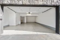 Mountain Views and Spacious Deck - Charming Escape