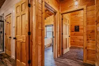 Hot Tub, Pool, and Minutes to Dollywood - Charming Retreat