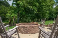 Lovely studio in riverfront community with firepit, pool, and full kitchen Hotels in Blount County