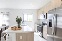 Colossal Villa with Full Kitchen and Smart TV - Gorgeous Stylish Retreat