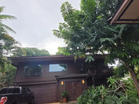 North Shore Getaway w/ Ocean Views steps to Beaches and Surf Отели в г. Халейва