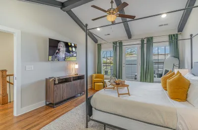 Vibrant Design and Cozy Comfort - Stylish Nashville Retreat Hotels near Kroger