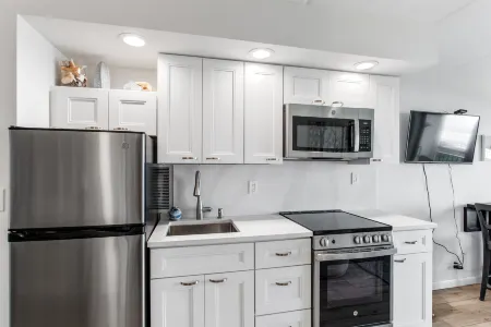 Modern Amenities and Relaxing Retreat - Stunning Ocean View