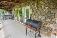 Hot Tub and Expansive Views - Stunning Mountain Haven