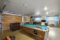 Hot Tub, Fire Pit, Pool Table and Family Friendly Access - Modern Oasis Hoteles en Condado de McCurtain