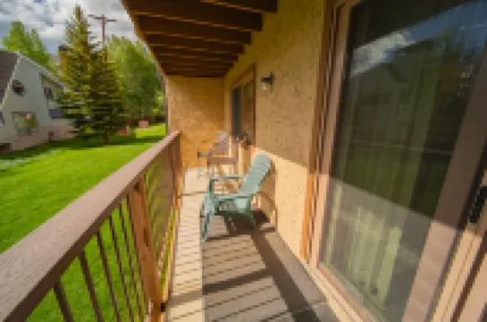 Ski Mountain Vistas and Cozy Living Space - Inviting Mountain Retreat