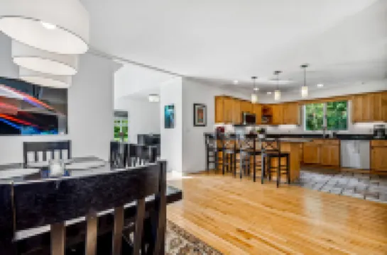 Hot Tub and Spacious Living Areas - Luxurious Cozy Haven