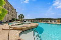 Paradise Island - 2BR/2BA Condo with Epic Views of Lake and Pool Hotels in Lago Vista