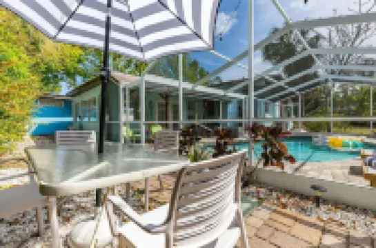 Charming Retreat - Covered Pool, Outdoor Grill, Games