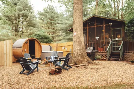 Luxury Cozy cabin with hot tub/ sauna/ Wifi/ close to rock house in Laurelville