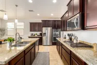 Spacious Backyard with Fire Pit and Fast Wifi - Stylish Modern Escape