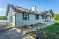 Welcome to Sunset Escape at the Lake! Private Dock, All Seasons Deck and More! Hotels in Rhea County