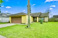 Community Pool and Tennis Court - Charming Family Haven Hotels in Downtown Kissimmee