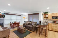 Gas Fireplace and Scenic Views - Charming Mountain Retreat