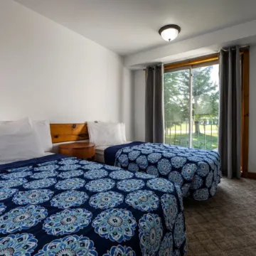 Spacious 8 Bdrm Blue Mountain Cottage, Perfect for Large Groups, Private Beach, BBQ, Hot Tub, Sauna