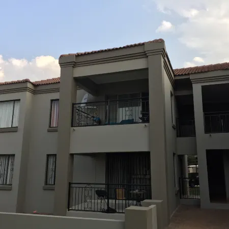 Tntee Apartments
