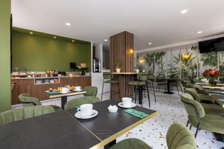 Logis Hotel le Richelieu - Royan Atlantique Отели рядом с достопримечательностью «Spa Thermal Philae»