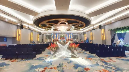 New Hollywood Hotel Отели рядом с достопримечательностью «HS Soeman Library»