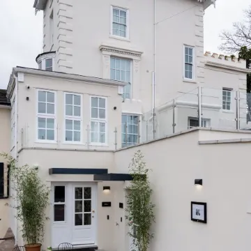 Commandery Vaults - Luxury Apartment in City Centre with Sky TV