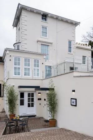 Commandery Vaults - Luxury Apartment in City Centre with Sky TV Отели в г. Уорчестер