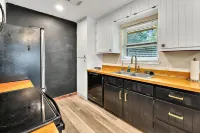 New Cozy Retreat Located 15 Minutes to Waco Hotels in Hewitt