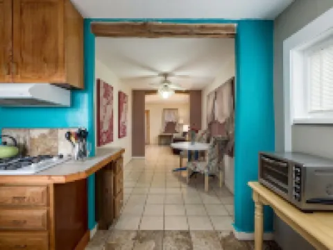 Casa de Colores - Cheerful 1 Bed, Full Bath House Hotels in Truth or Consequences