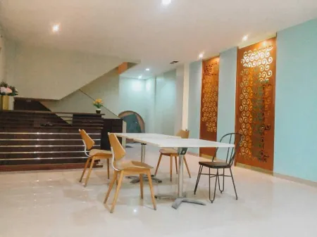 Capital Hotel Отели рядом с достопримечательностью «Perintis II Pasar Lama Tangerang»