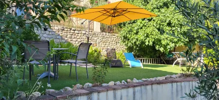 Les Parfums du Midi Отели в г. Русон